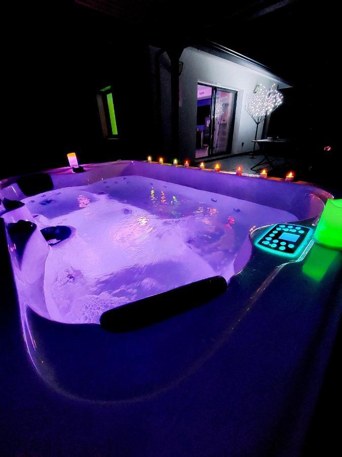 Un Sejour Romantique En Couple Avec Jacuzzi Prive Chromotherapie Jardin Maison Privee Ychoux ภายนอก รูปภาพ